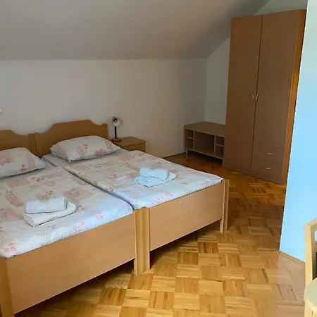 Farm stay Kmetija Knavs Nova Vas (Bloke)